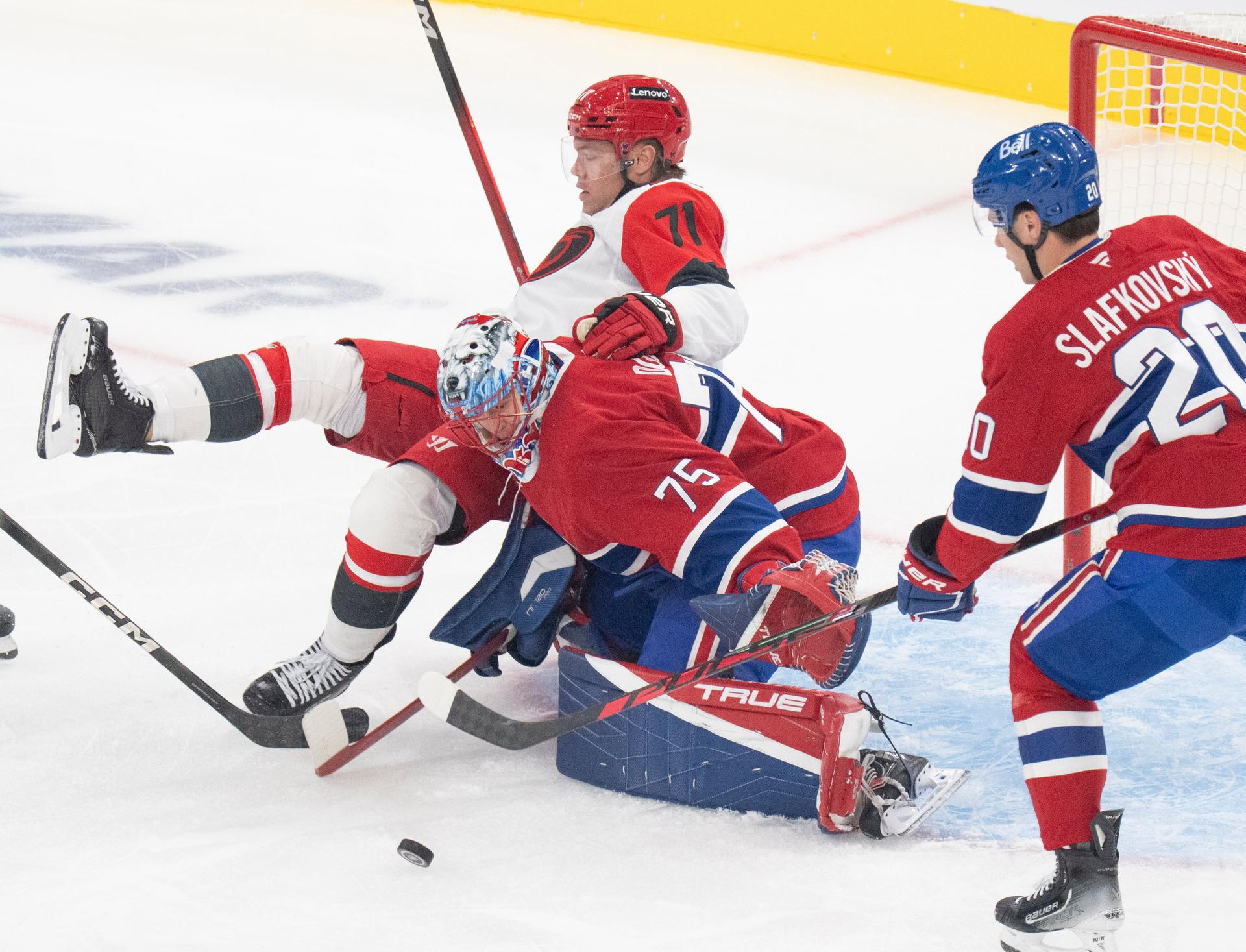 Juraj Slafkovský v zápase Montreal Canadiens - Carolina Hurricanes, zdroj: SITA/AP