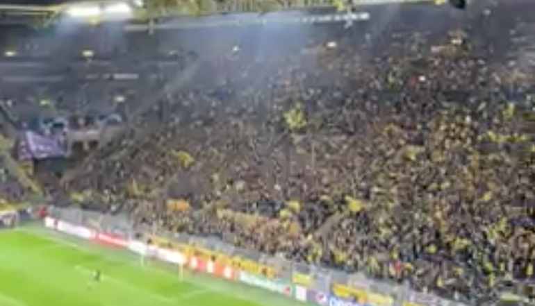 Super ambiance avant le match de Ligue des Champions à Dortmund.  Les fans ne pouvaient pas attendre