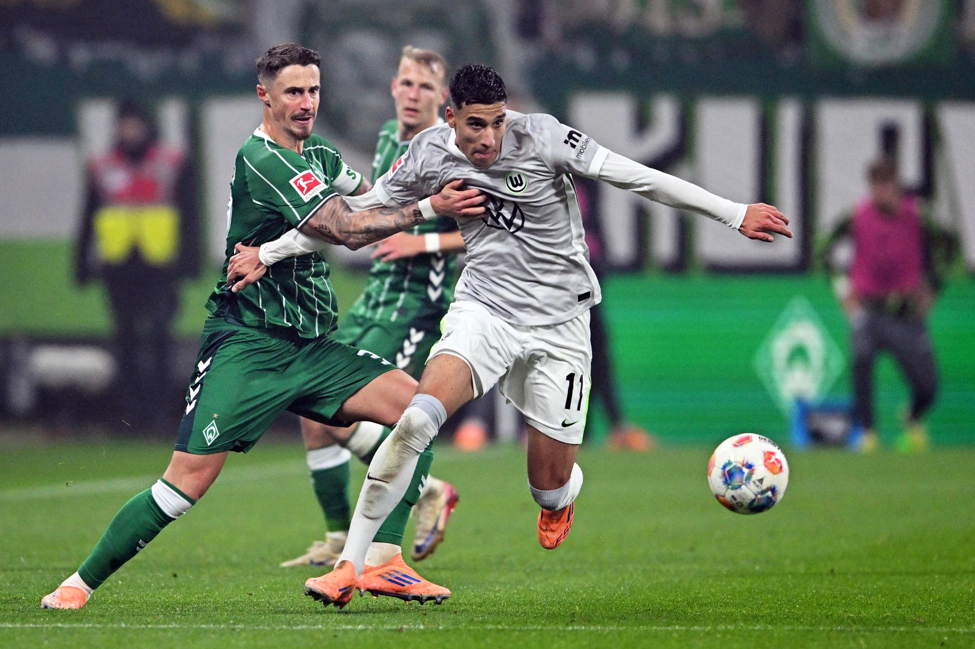 Tiago Tomás (vpravo v drese Wolfsburgu) v súboji s Marcom Friedlom (vľavo v drese Werderu Brémy)
Zdroj: SITA/AP