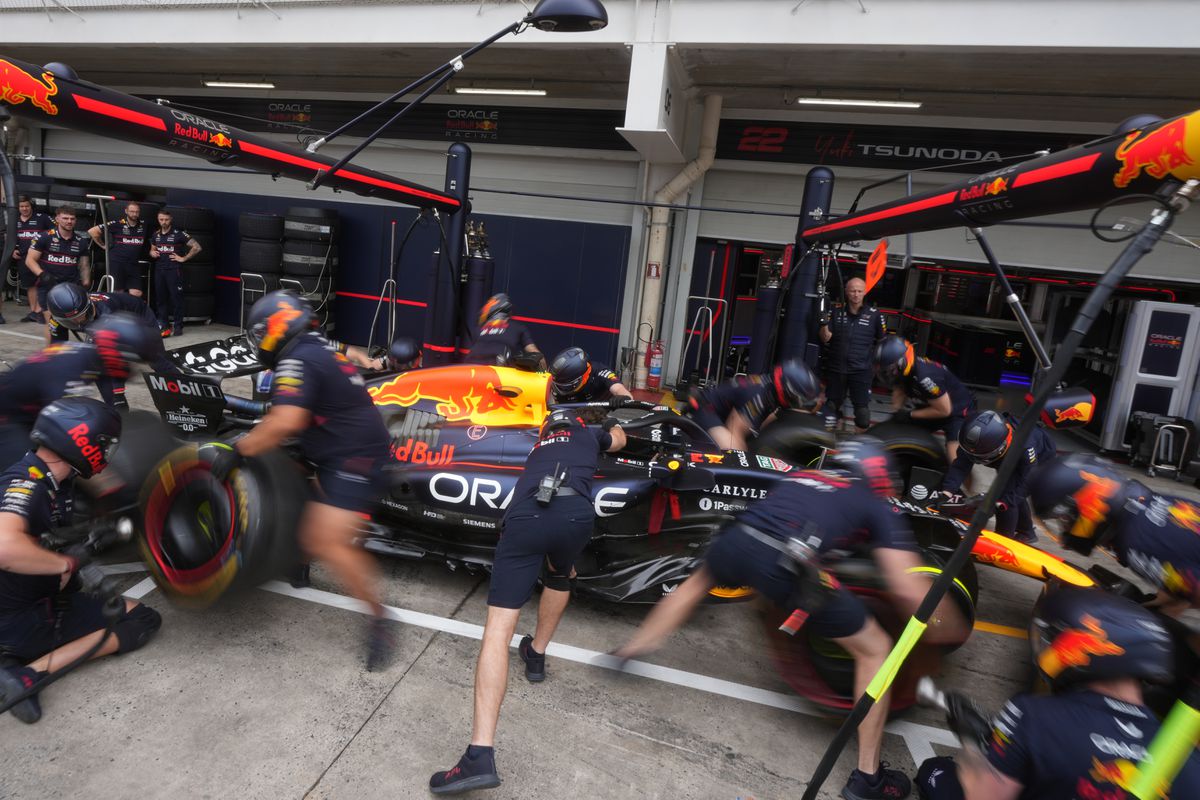 VIDEO Neuveriteľné schopnosti mechanikov Red Bullu. Pneumatiky dokážu vymeniť aj v úplnej tme