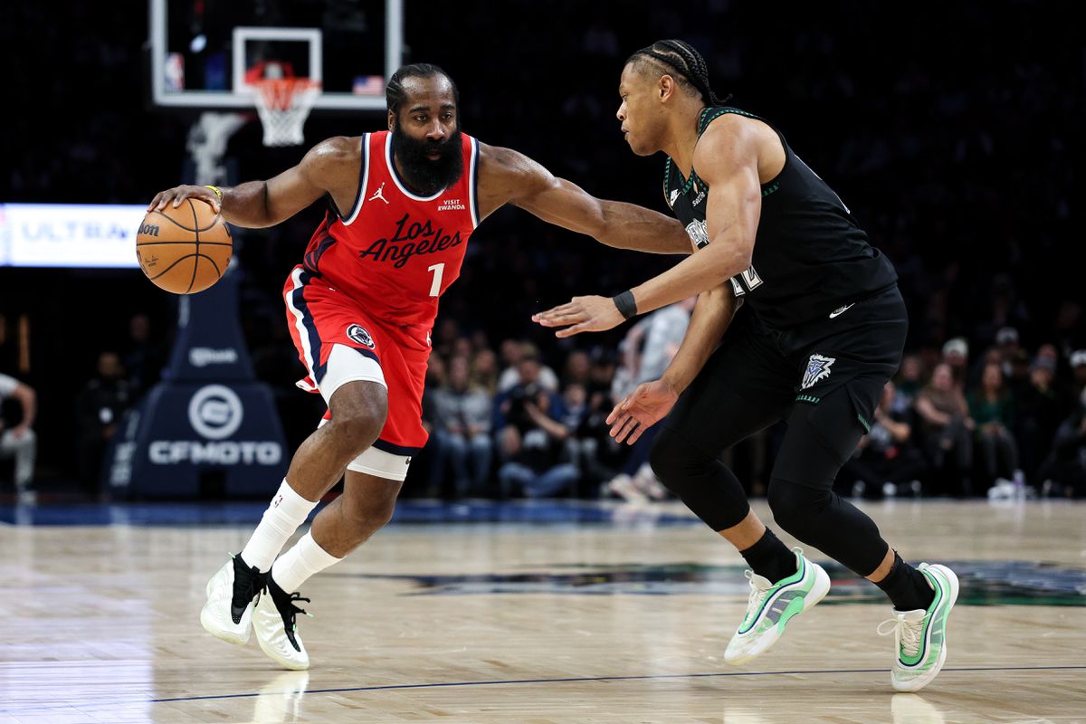 NBA: Harden prežil vydarený zápas, posunul sa v historických tabuľkách. Na výhru Clippers to nestačilo