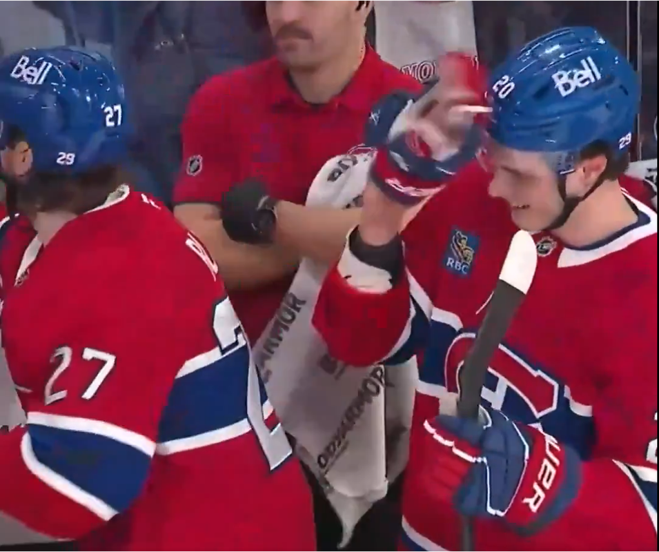 VIDEO Juraj Slafkovský neveril vlastným očiam. Nepremenil gólovú tutovku. Jeho reakcia baví celý internet