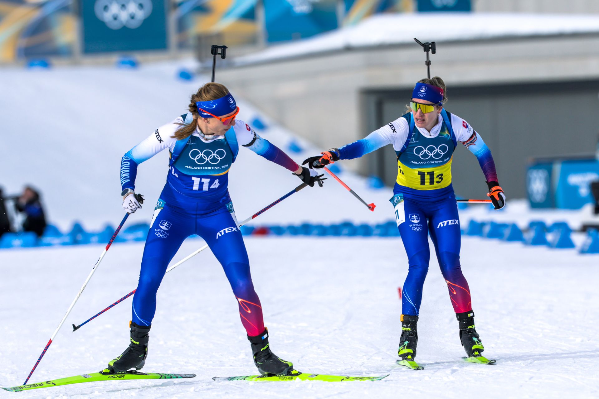 Paulína Bátovská Fialková odovzdáva Anastasii Kuzminovej. Zdroj: TASR