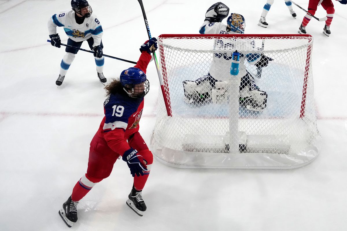 České hokejistky oslavujú prvú výhru. Vo vyrovnanom súboji nedovolili súperkám skórovať