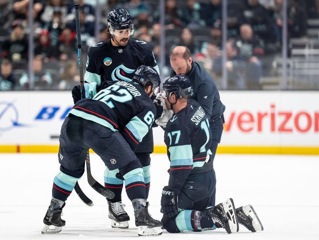 VIDEO Hororový incident na ľade! Bývalého spoluhráča Tomáša Tatara trafila korčuľa do tváre, zápas nedohral