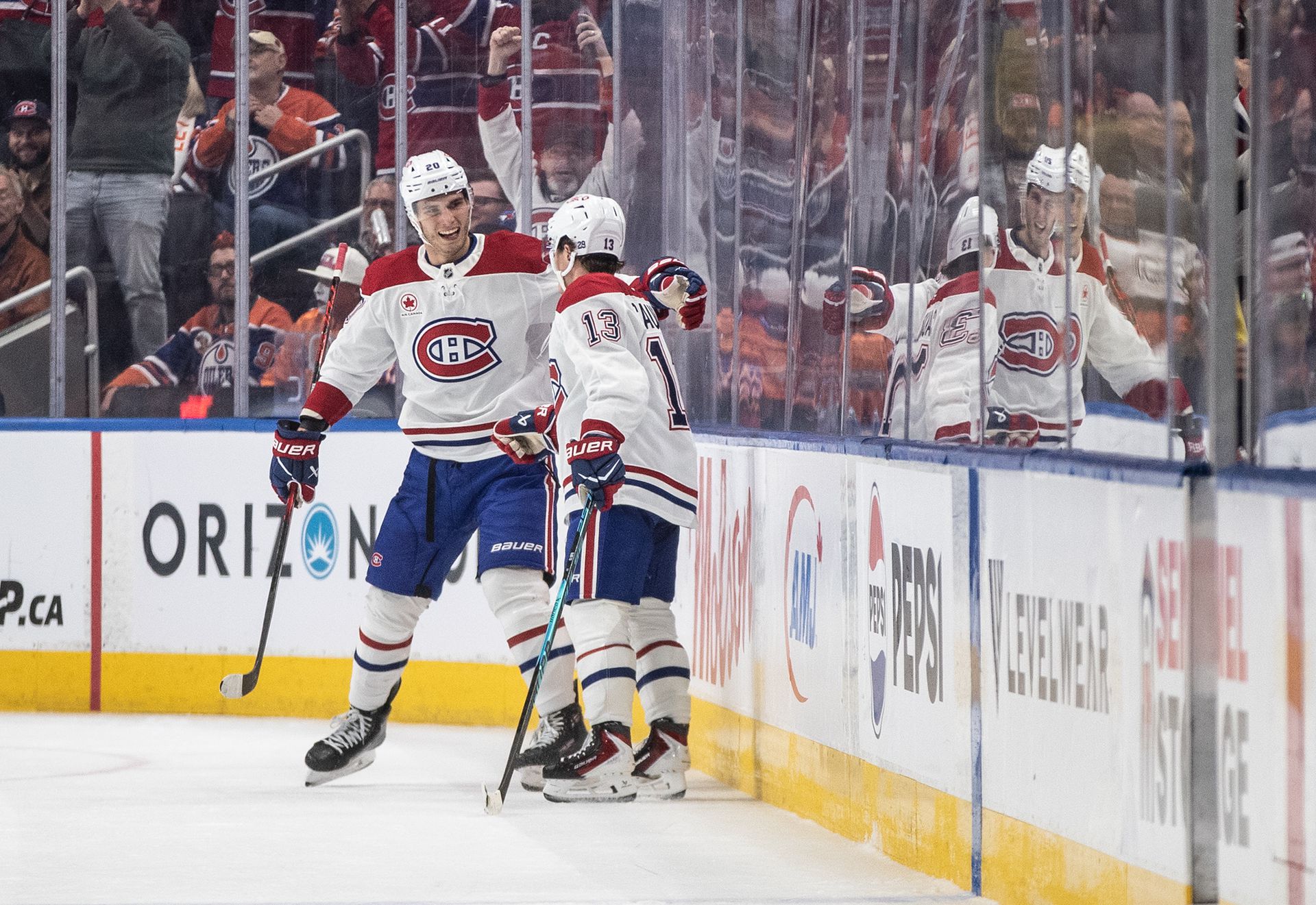 Juraj Slafkovský a Cole Caufield sa tešia z gólu Montrealu Canadiens. Zdroj: SITA/AP
