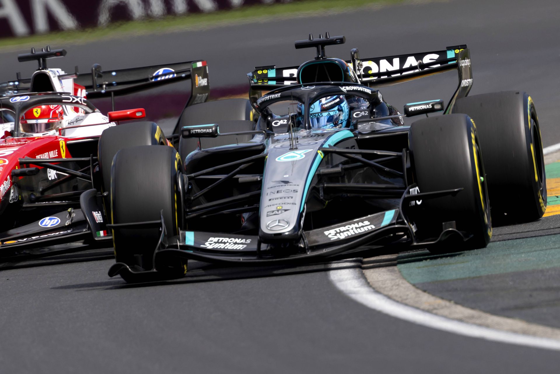 Súboj Charles Leclerc vs. George Russell na Veľkej cene Austrálie.