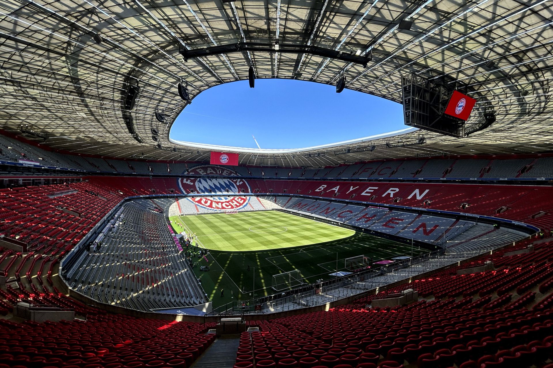 Allianz Arena (Bayern Mníchov) - 13 mil. eur. Tento štadión tiež nesie rovnaké meno od svojho otvorenia v roku 2005. Zmluva medzi Bavormi a poisťovňou platí do roku 2033. Zdroj: SITA/AP