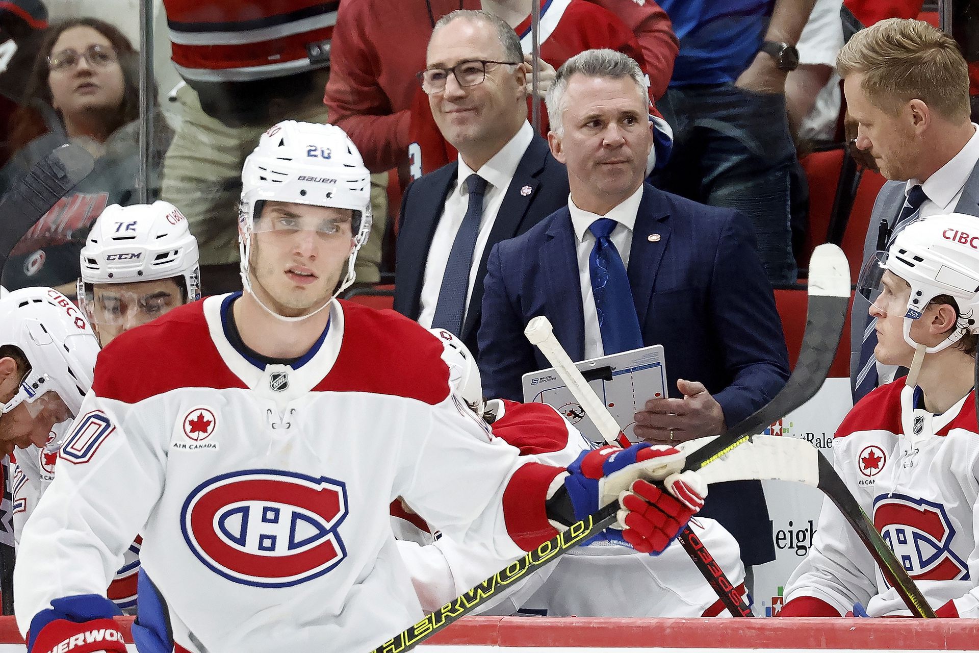 Juraj Slafkovský a v pozadí tréner Montrealu Canadiens Martin St. Louis. Zdroj: SITA/AP