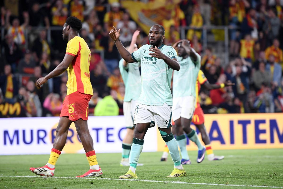 Futbalisti Racingu Lens stále dýchajú Parížu na krk! FC Nantes poslali do druhej ligy