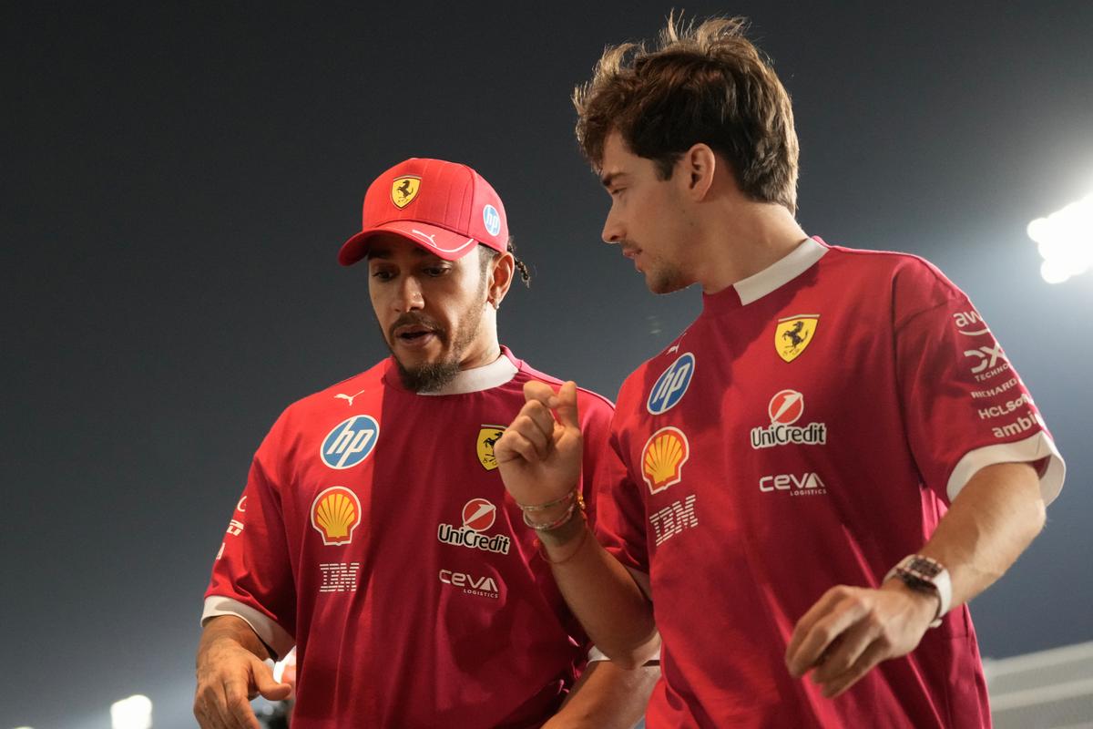 Tvrdý odkaz pre vedenie Ferrari. Ak chcú získať titul, musia obetovať Leclerca v prospech Hamiltona
