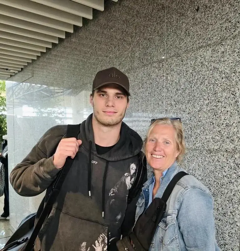 Juraj Slafkovský a fanúšička Montrealu. Zdroj: reddit.com/r/Habs/