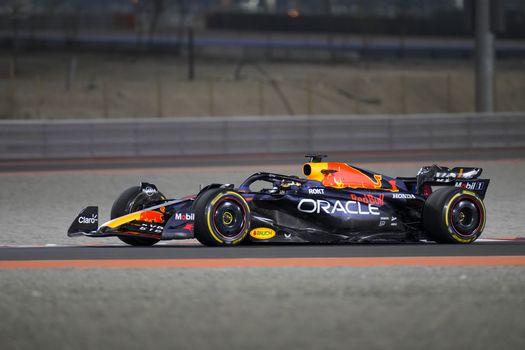 Veľká cena Kataru: Verstappen oslávil tretí titul štýlovo, Hamilton po kolízii s Russellom nedokončil