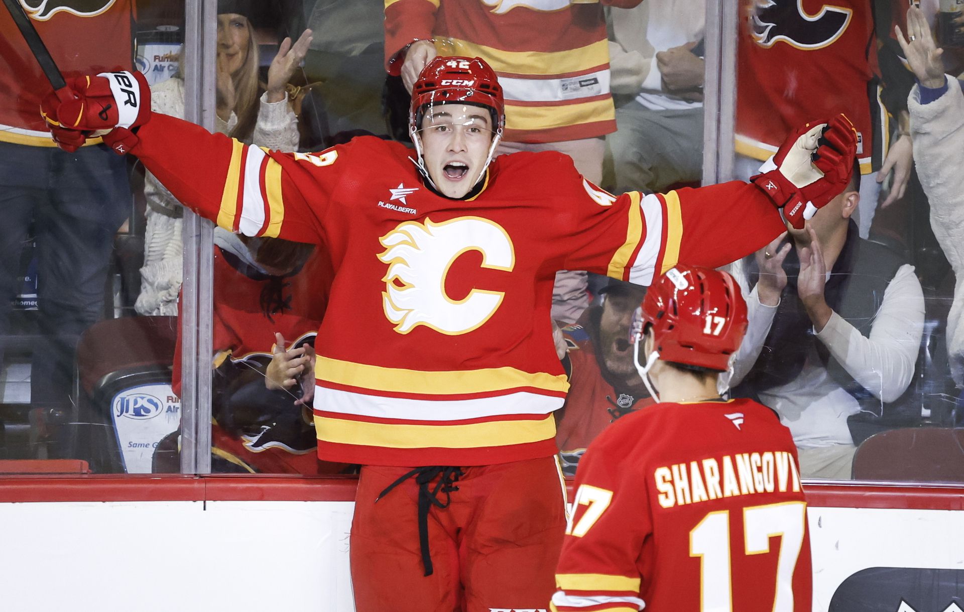 Samuel Honzek v drese Calgary Flames. Zdroj: SITA/AP