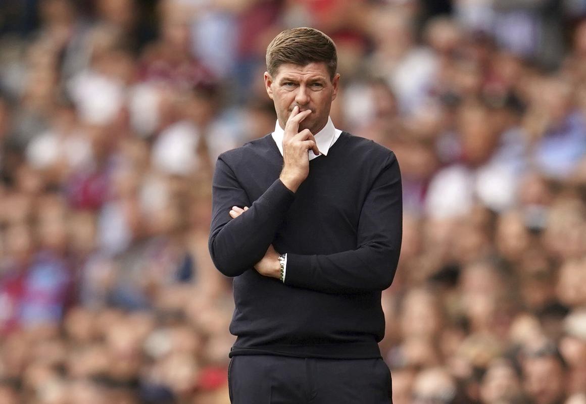 Steven Gerrard pomenoval hráčov, ktorých sa mal Manchester United zbaviť