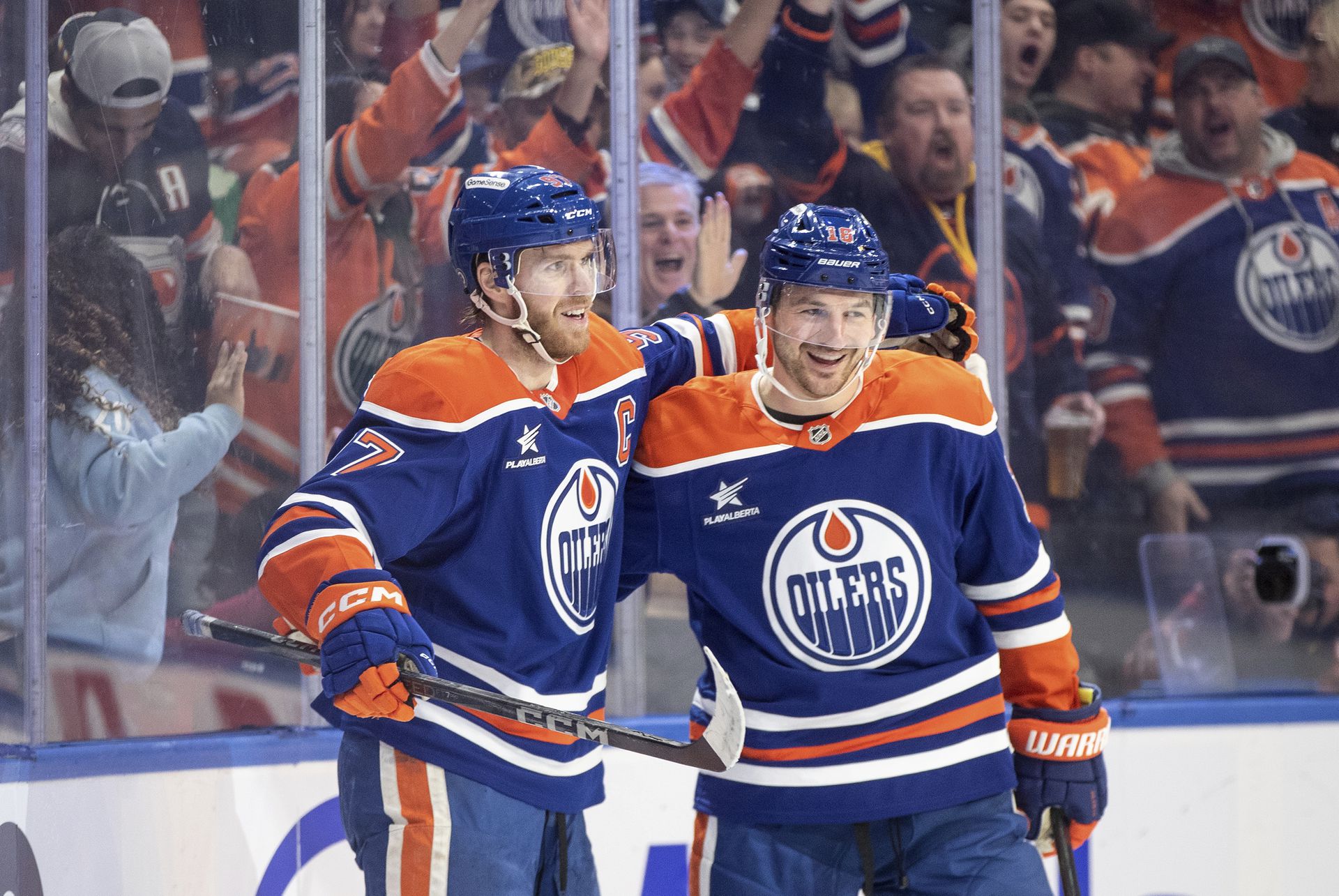 Connor McDavid a Zach Hyman. Zdroj: SITA/AP