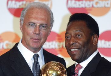 Ak je Pelé kráľ, on je skutočný cisár. Beckenbauer bol ako Kohl či Merkelová, na konci cítil krivdu