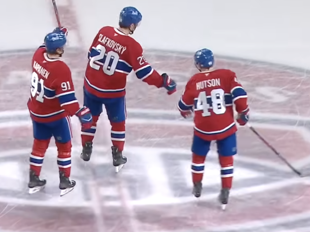 VIDEO Juraj Slafkovský má takú famóznu formu, že dal gól, aj keď nedal gól. Ako sa mu to podarilo?