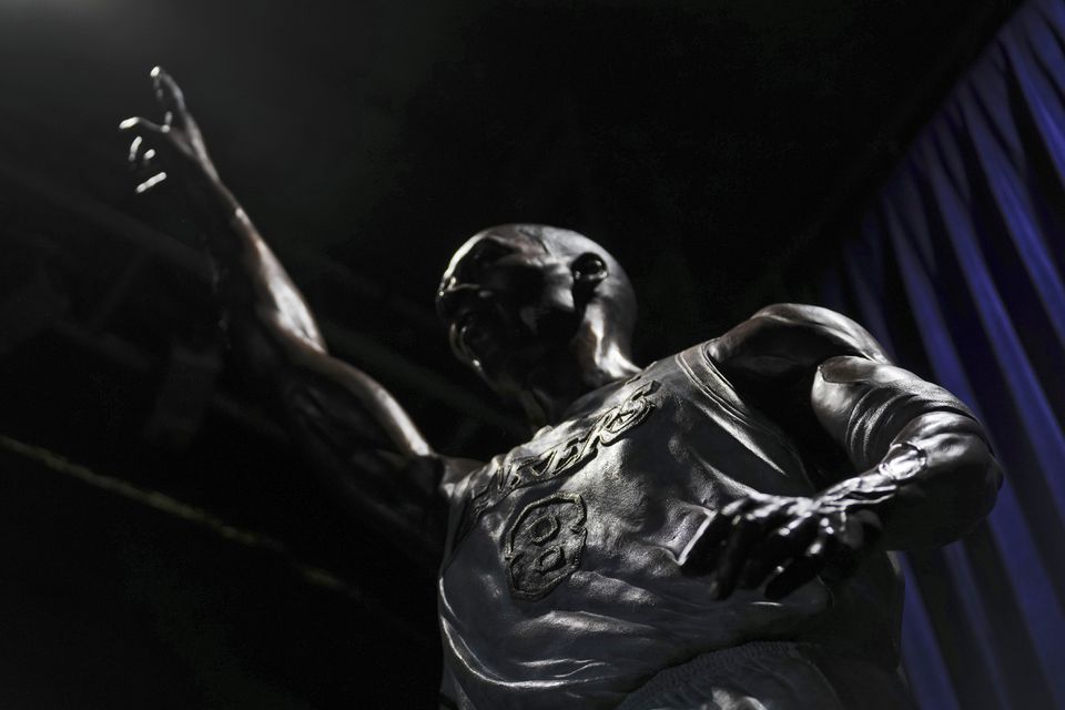 Kobe Bryant má sochu v centre Los Angeles. Plánujú odhaliť ďalšie