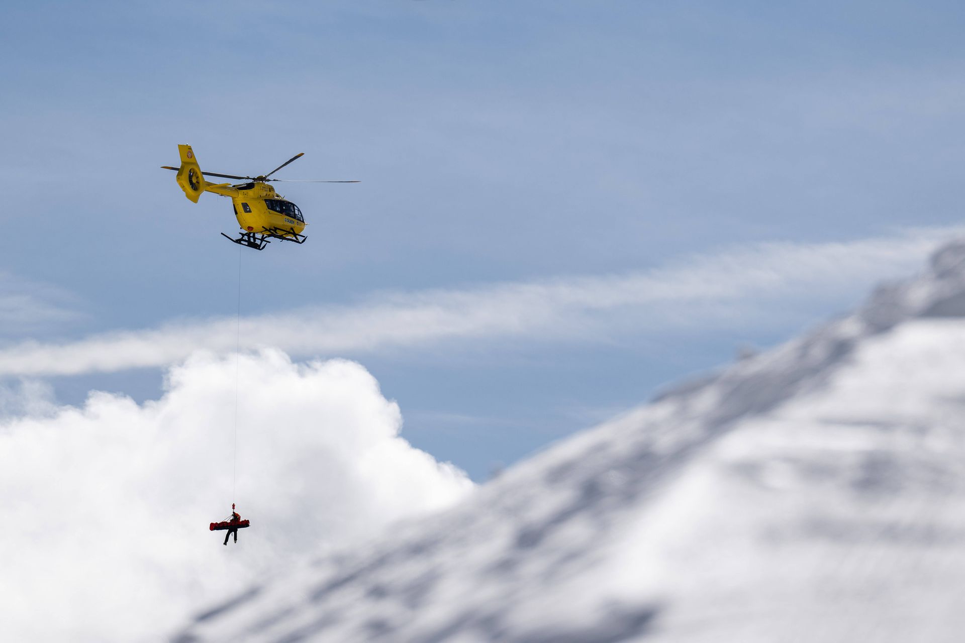 Vrtuľník preváža Lindsey Vonnovú do nemocnice. Zdroj: Imago