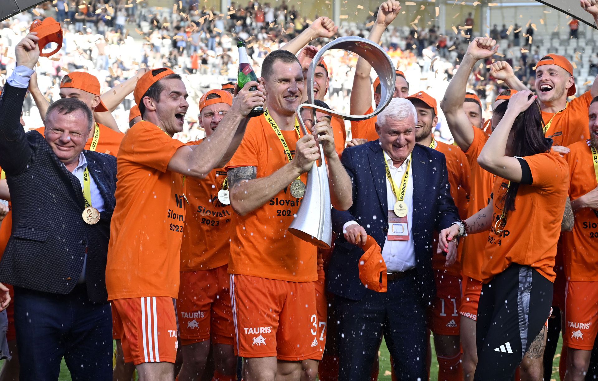 Takto Ružomberčania v úvode mesiaca oslavovali triumf v Slovnaft Cupu. Zdroj: TASR