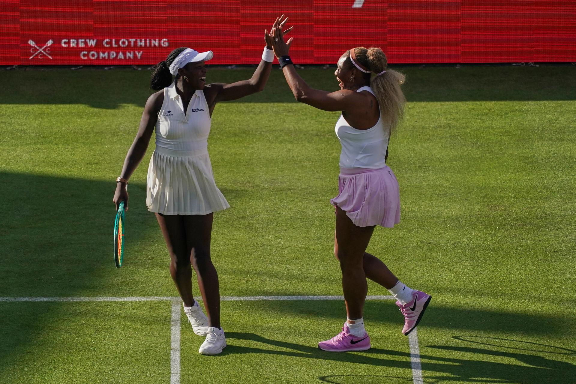 Victoria Mboková (vľavo) a Serena Williamsová (vpravo). Zdroj: SITA/AP