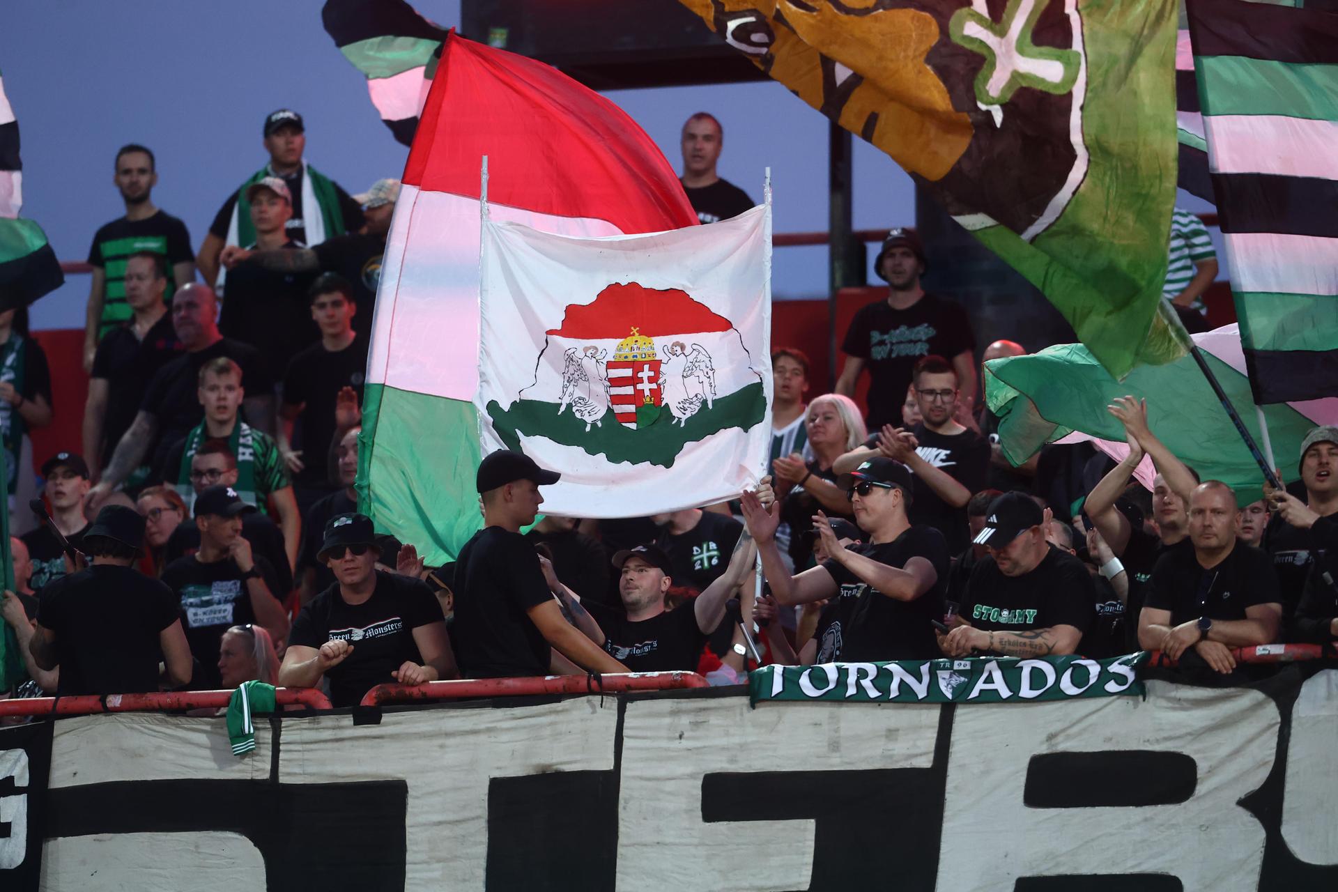 Fanúšikovia Ferencvárosu Budapešť s provokatívnou vlajkou Veľkého Uhorska na zápase v Novom Sade. Zdroj: sportklub.rs