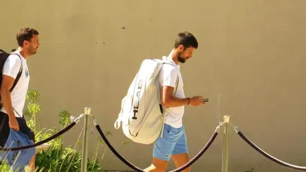 Novak Djokovič dovolenkuje v Čiernej Hore. Nechal si narásť bradu a vyzerá na nepoznanie