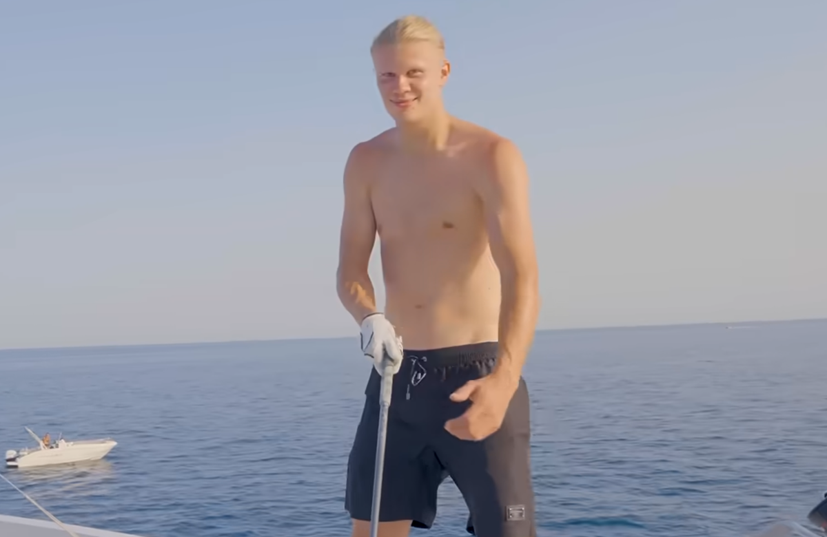 VIDEO Z Haalanda sa stala živá turistická atrakcia. Hviezda Nórska baví ľudí a posiela pozdrav z jachty