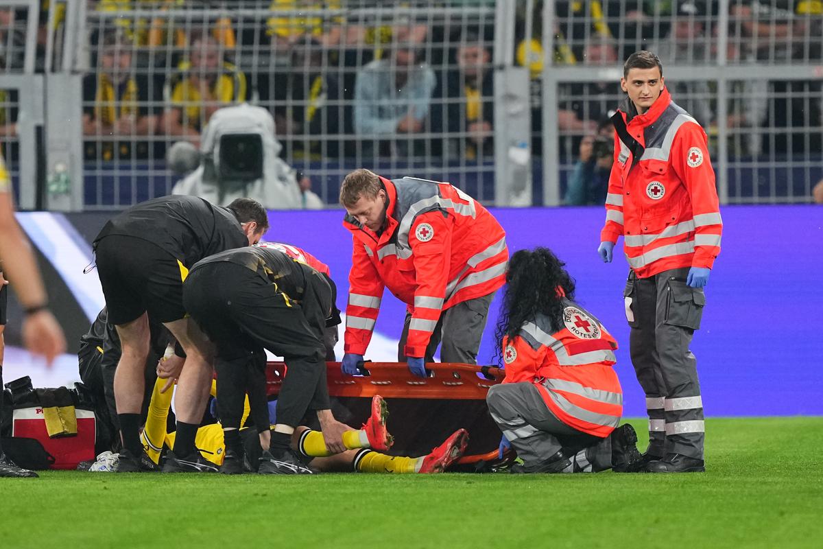 Mrazivý kolaps 18-ročného talentu v Lige majstrov. Dortmund už uviedol príčinu hrôzostrašných momentov