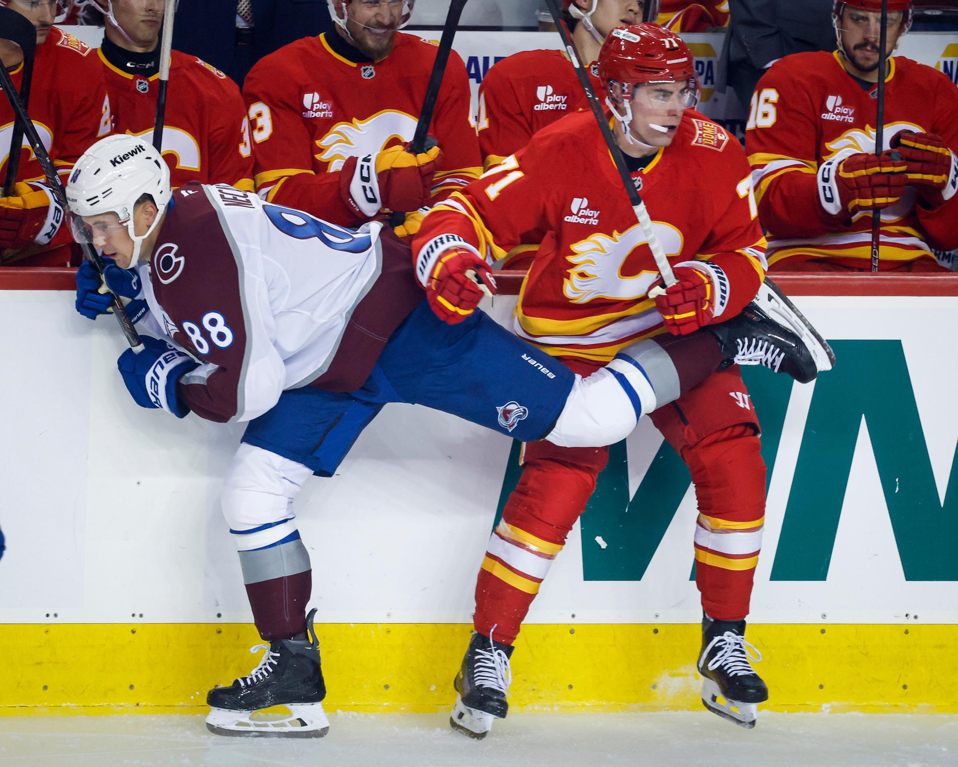 Šimon Nemec v zápase Calgary Flames - Colorado Avalanche, zdroj: SITA/AP