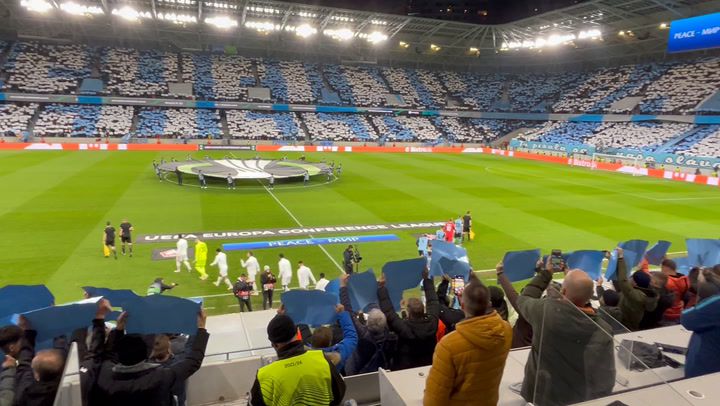 Chorégraphie épique, puis le stade a tremblé.  Découvrez la fête blanche à Tehelno Poli