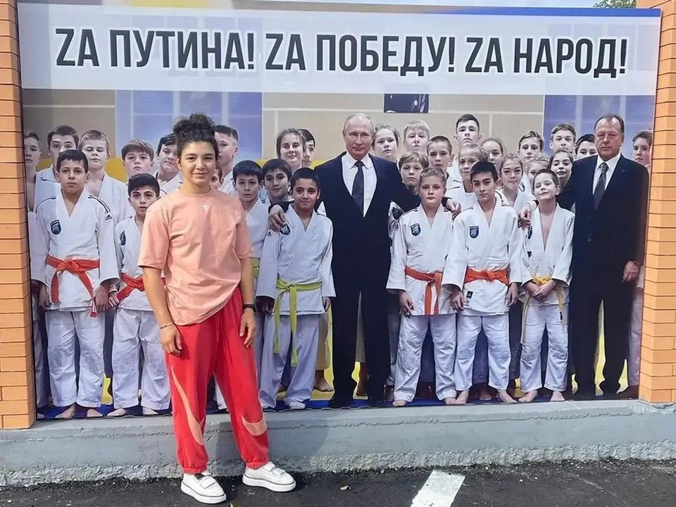 Na ME v džude vybojovala medailu vraj neutrálna ruská športovkyňa. Hrdo sa fotila s banerom Za Putina!