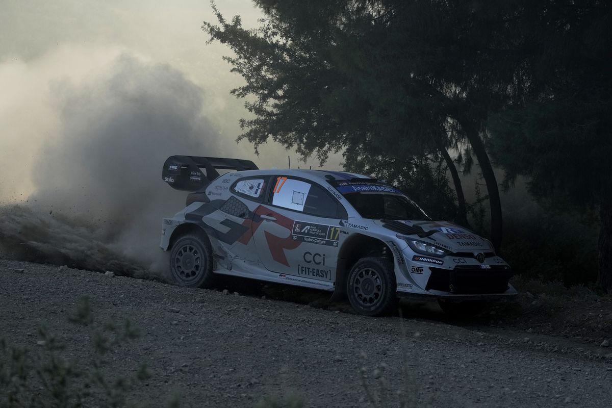 Nádej na zisk rekordného titulu stále žije. Sebastien Ogier bol v Japonsku najrýchlejší