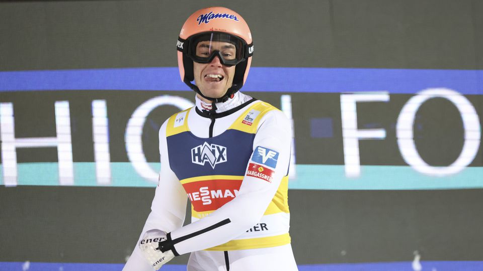Skoky na lyžiach-SP: Stefan Kraft prišiel o víťaznú sériu. V tesnom súboji ju ukončil Geiger