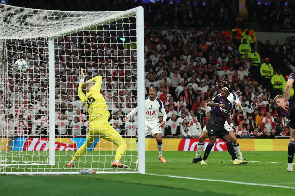 Vlastný gól a dva pokutové kopy boli hráčom Slavie osudné. Anglického giganta nezaskočili