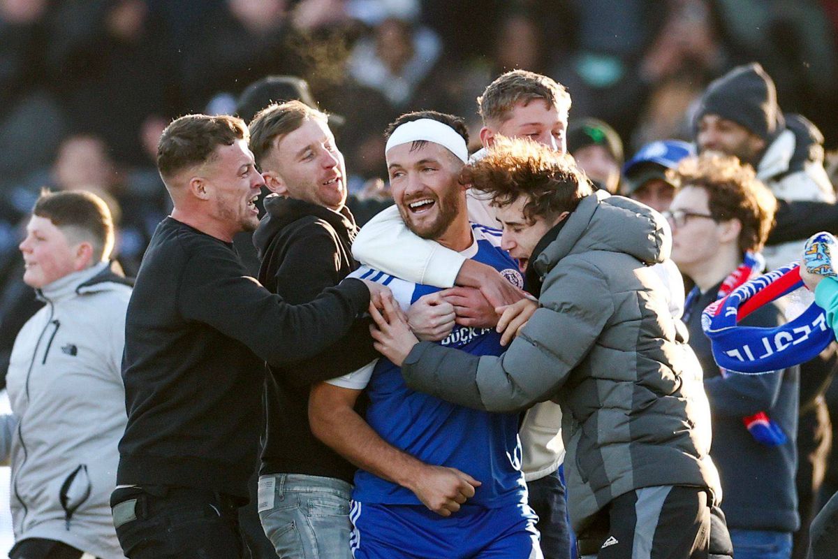 VIDEO Totálna senzácia! Šiestoligista vyradil z FA Cupu obhajcu trofeje, diváci zaplavili trávnik