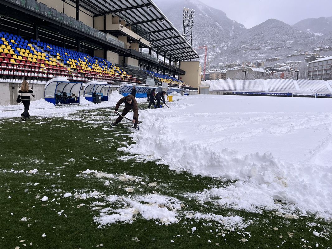 Potrebujeme vás! Legenda FC Barcelona žiadala občanov o pomoc pri snehovej kalamite