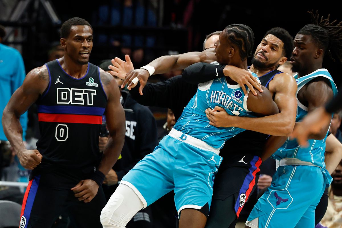 VIDEO Hromadná bitka počas zápasu NBA. Vzduchom lietali päste, vylúčený bol aj tréner