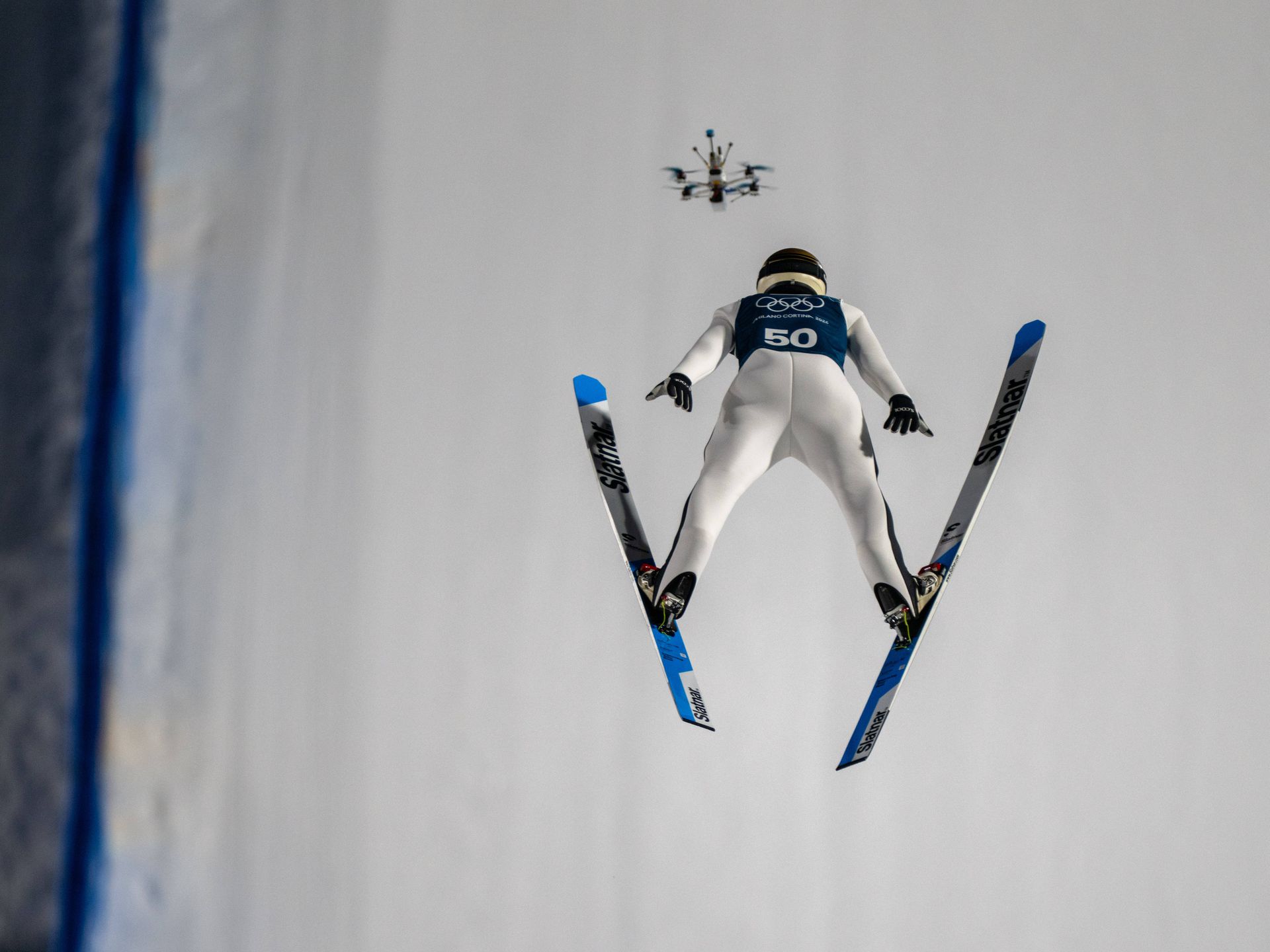 Dron sníma skokana na lyžiach. Zdroj: SITA/AP