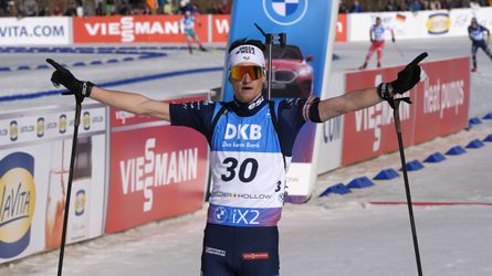 Francúzsky biatlonista oslavuje premiérový triumf. Slováci sa neprebojovali do stíhacích pretekov