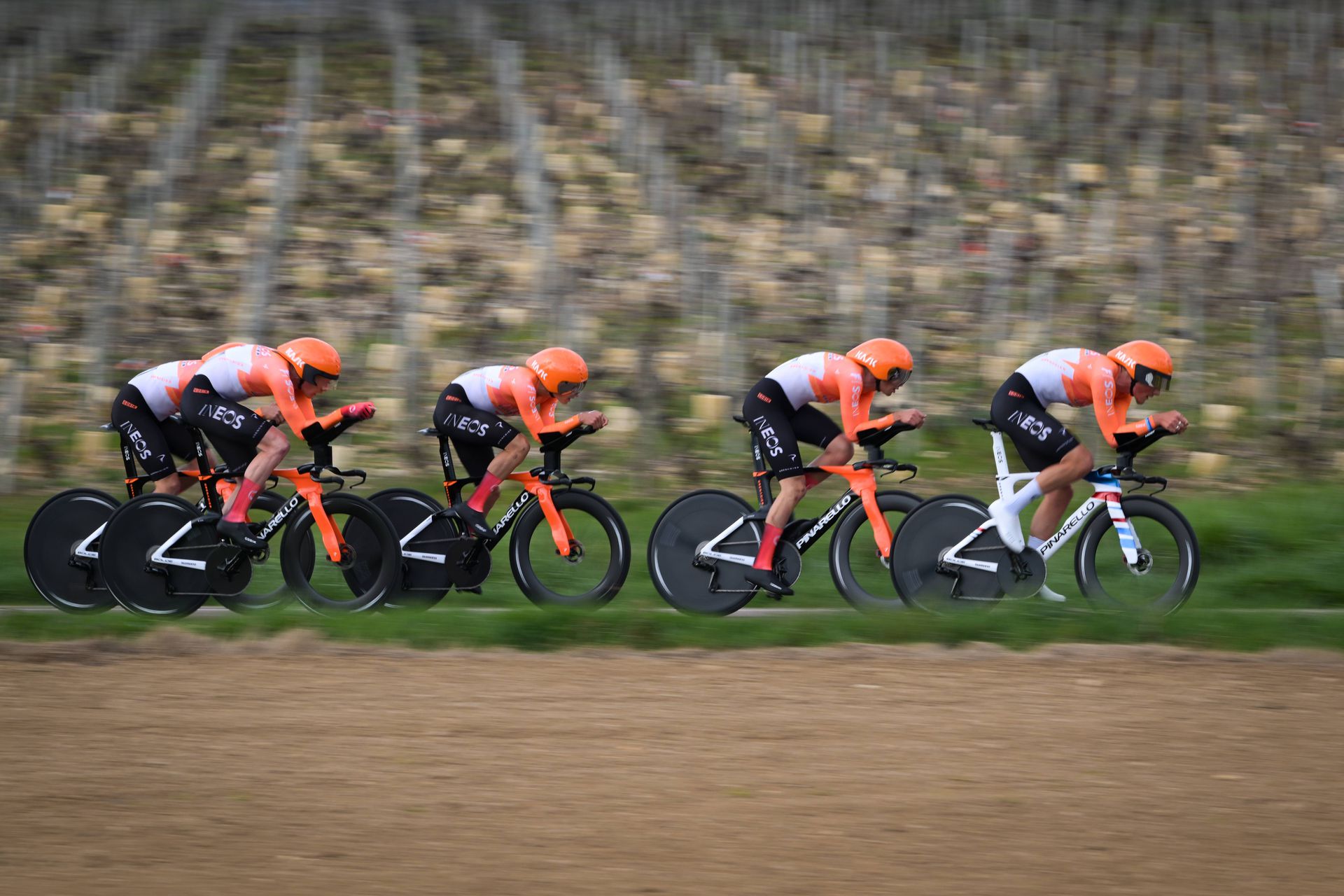 Cyklisti britského tímu Ineos Grenadiers. Zdroj: IMAGO