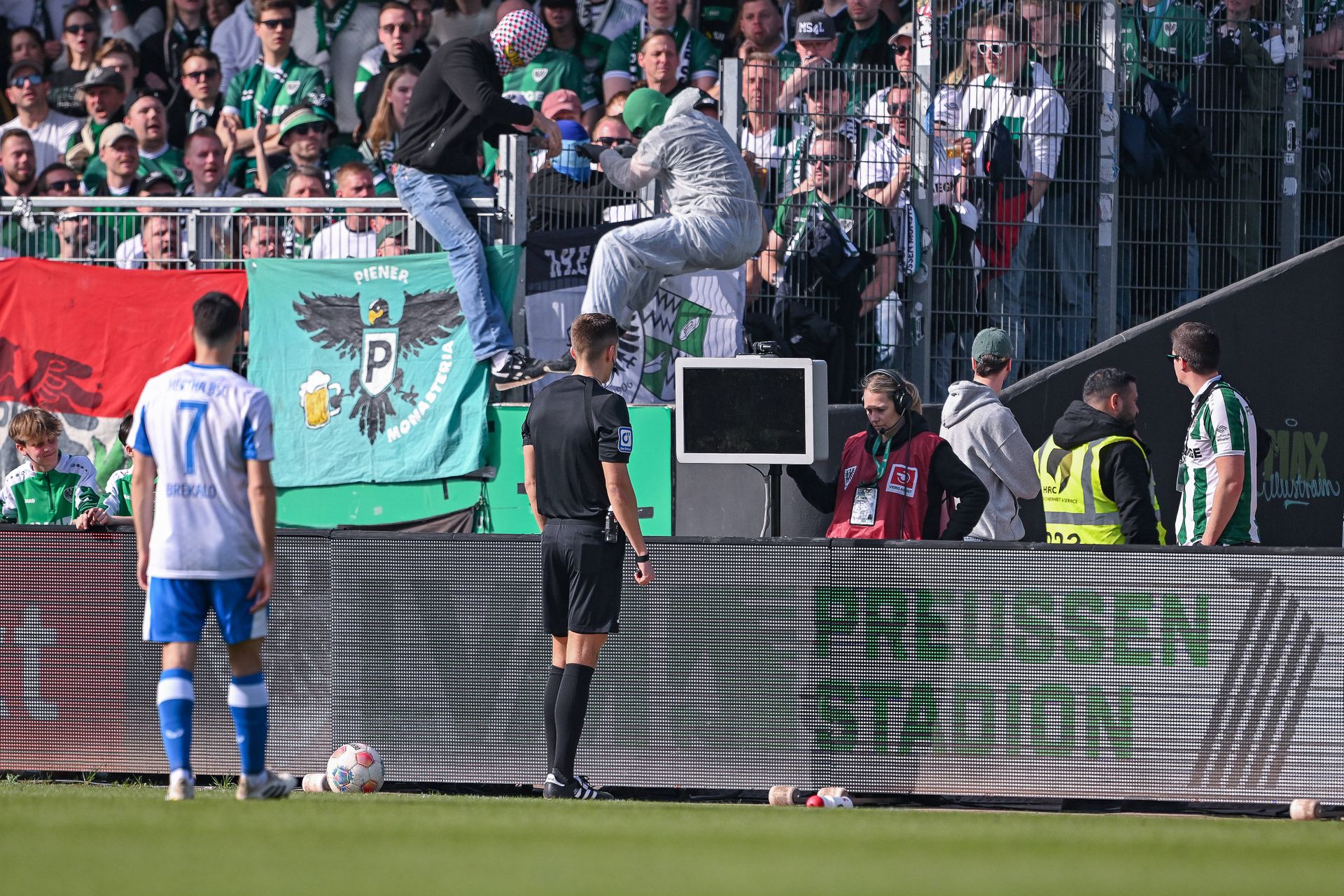 Rozhodca pred vypnutou obrazovkou systému VAR.