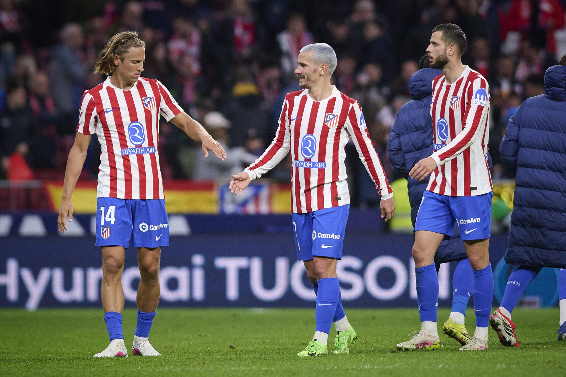 Hráči Atlética Madrid Marcos Llorente, Antoine Griezmann a Dávid Hancko.