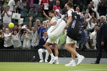 Wimbledon: Novak Djokovič ešte nemá postup vo vrecku. Osemfinálový zápas prerušili