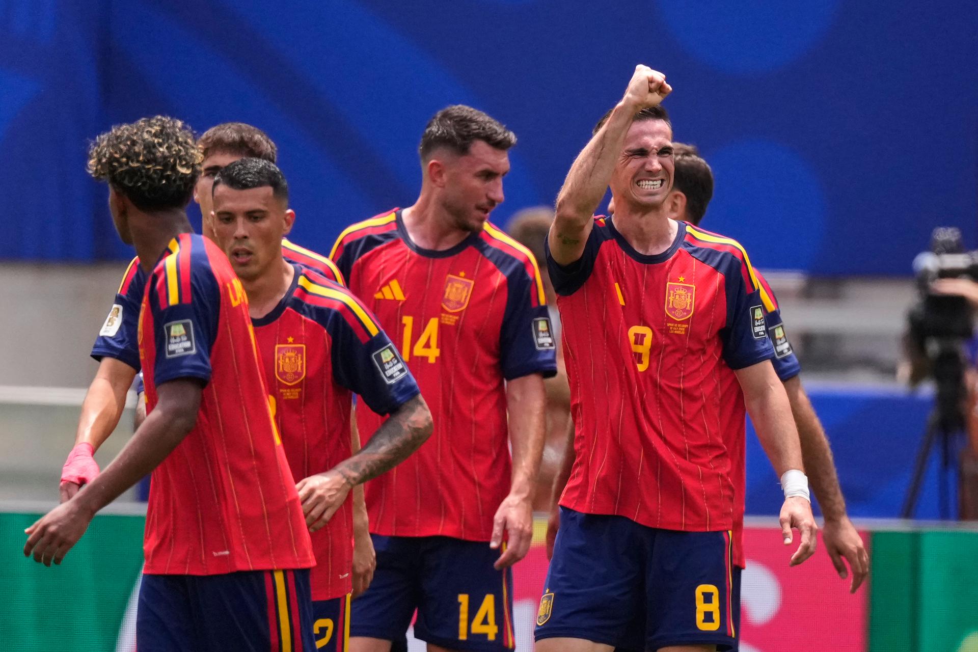 Futbalisti Španielska sa radujú z gólu do siete Belgicka vo štvrťfinále MS vo futbale 2026. Zdroj: SITA/AP