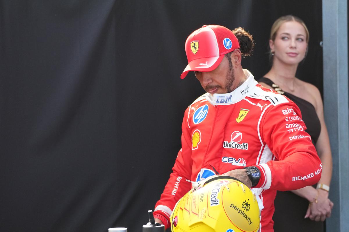 Bývalý jazdec Ferrari si podal Lewisa Hamiltona po jeho výbuchu: Rád by som mu niečo pripomenul