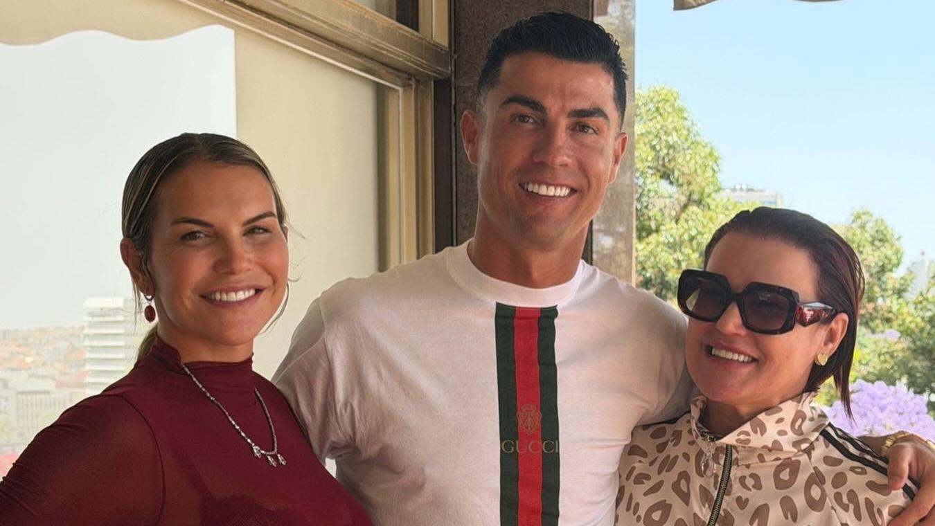 Cristiano Ronaldo so svojimi sestrami. Zdroj: Instagram / elma_oficial
