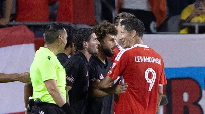 Rodrigo De Paul sa so spoluhráčmi pustil do Roberta Lewandowského v zápase MLS. Zdroj: IMAGO