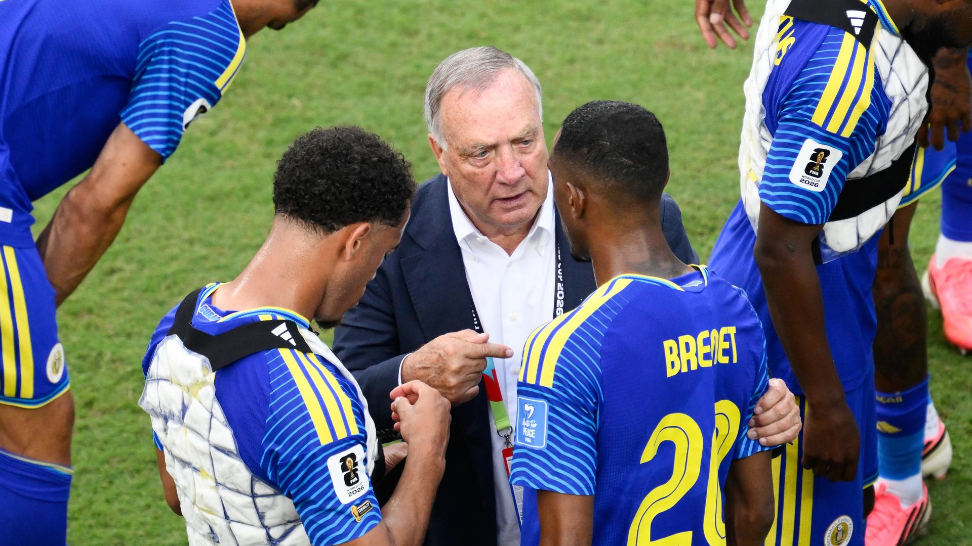 Dick Advocaat a hráči Curacaa na MS vo futbale 2026. Zdroj: SITA/AP